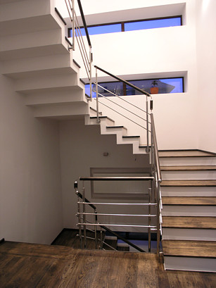 Бетонная лестница прямая с площадкой фото